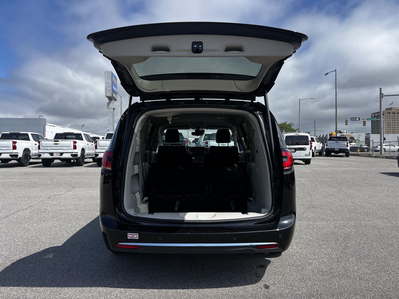 2023 Chrysler Pacifica Touring L
