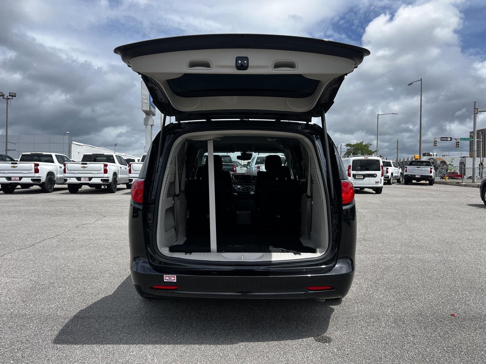 2023 Chrysler Voyager LX