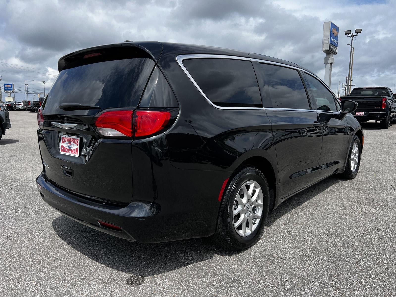 2023 Chrysler Voyager LX