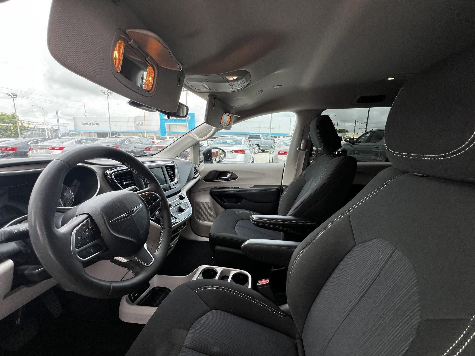 2023 Chrysler Voyager LX