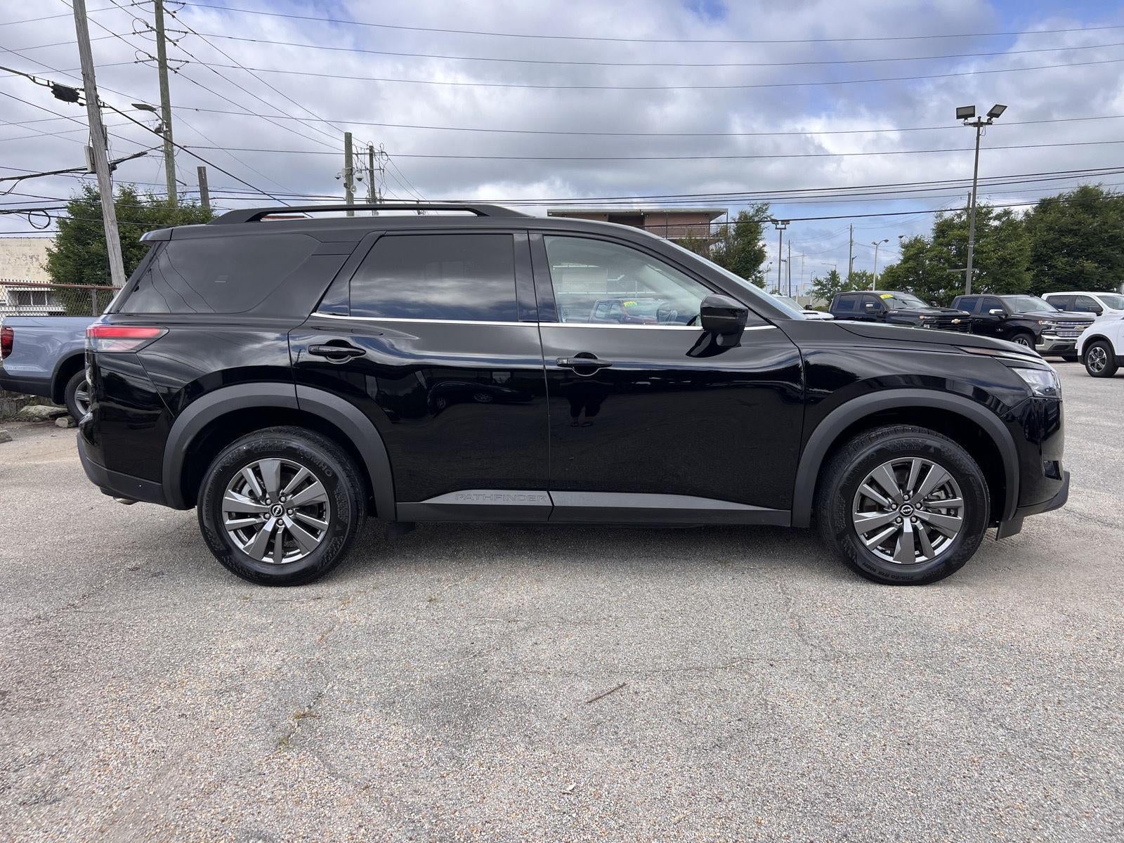 2025 Nissan Pathfinder SV