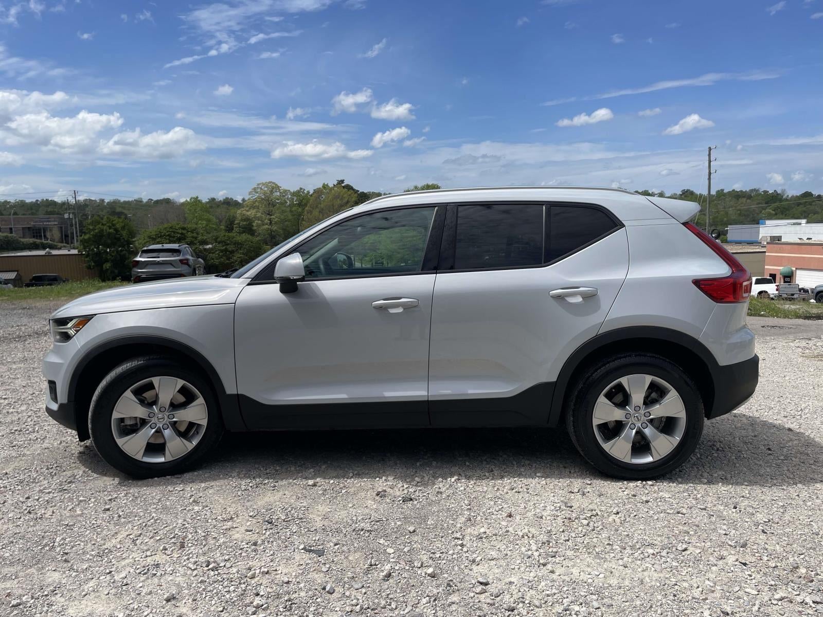 2022 Volvo XC40 Momentum